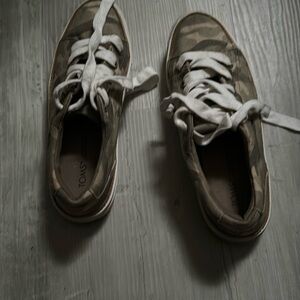 Campflauge Tom’s sneakers